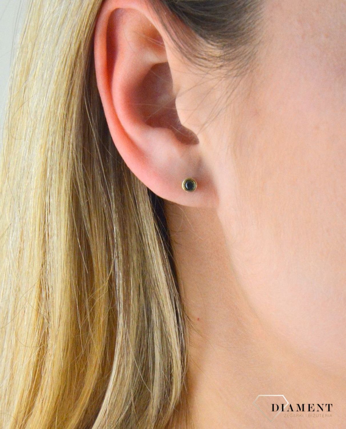 Złote kolczyki z czarna cyrkonią KL 382C. Złote kolczyki wkrętki. Złote kolczyki delikatne. Złote kolczyki minimalistyczne. Złote kolczyki z cyrkonią. Złote kolczyki damskie. Kolczyki wkrętki dziecięce..jpg